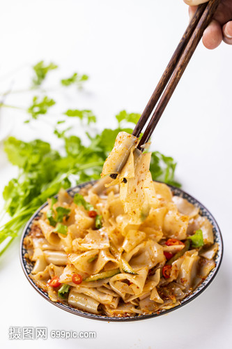 小暑時節(jié)，麻辣涼皮與消暑養(yǎng)生